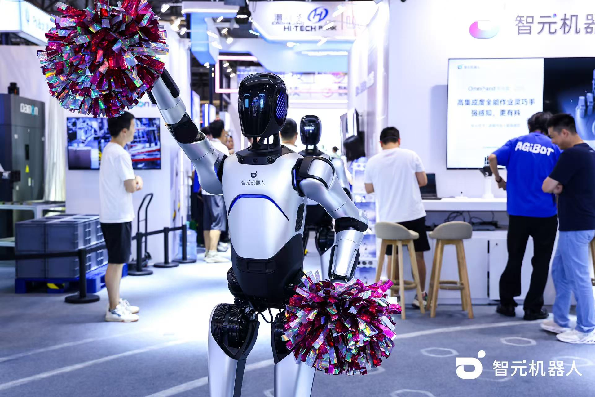 星空XK机器人 WAIC 首日展台火爆，机器...